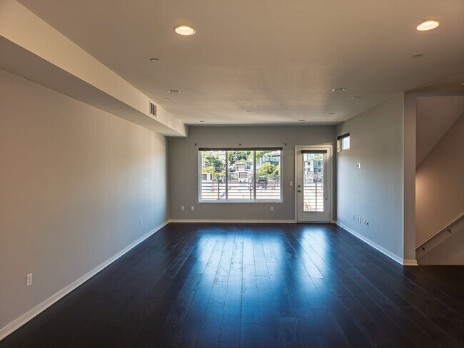 Building Photo - Luxury Townhome Centrally Located in Silver Lake!