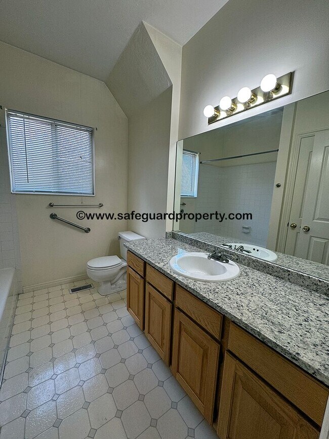 Building Photo - Wonderful 4 Bedroom Home with an Office in...