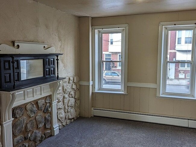 Building Photo - Spacious 5 Bedroom home in York!