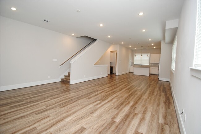 Building Photo - 1270 N Post Oak Rd