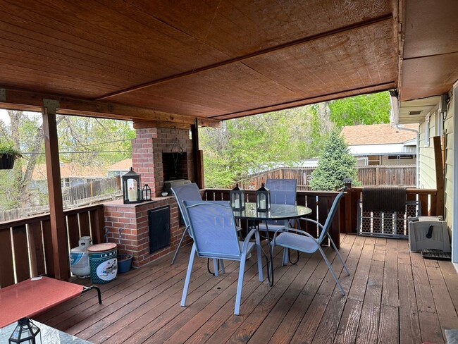Building Photo - CUTE 3BD RANCHER WITH CHARACTER IN CENTRAL...