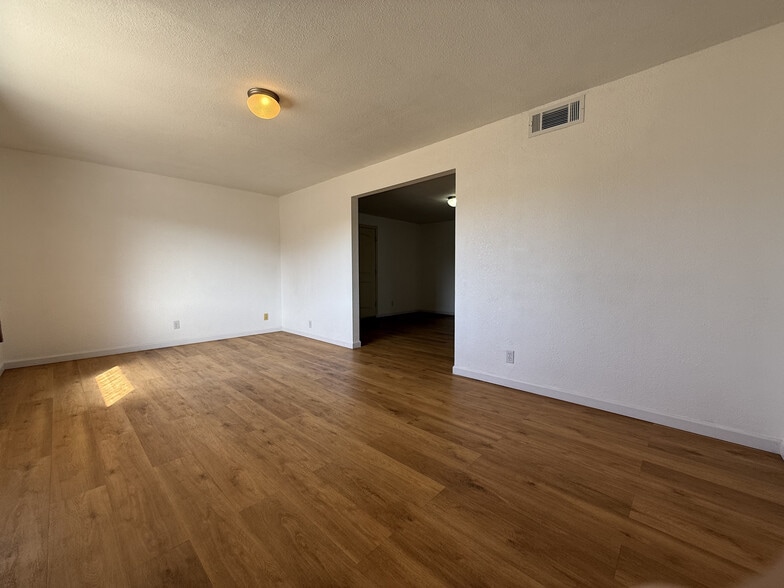 Building Photo - 123 E Apache St