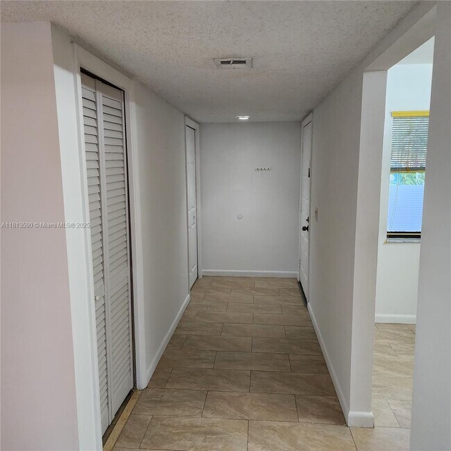 Building Photo - 342 Lakeview Dr