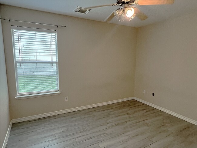 Building Photo - 2019 Pine Croft Dr