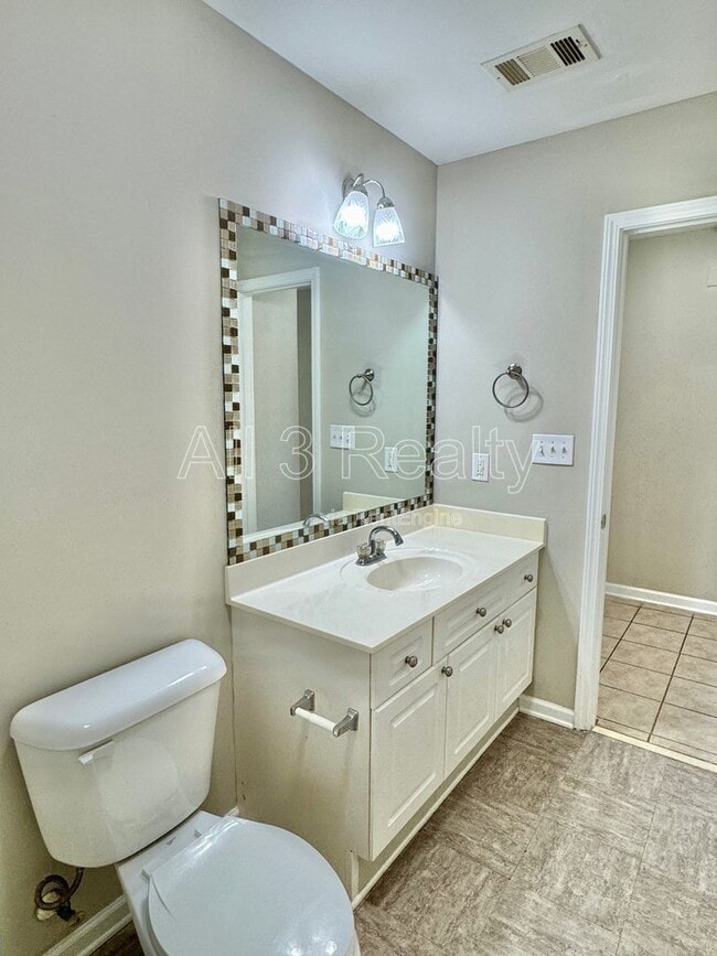 Building Photo - 436 Park Lake Dr