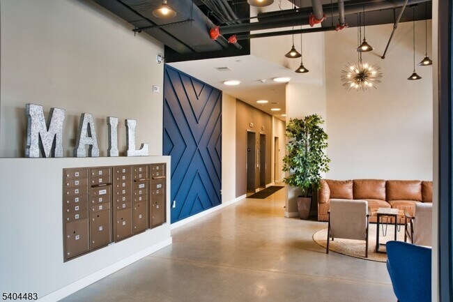 Building Photo - 18 W Main St