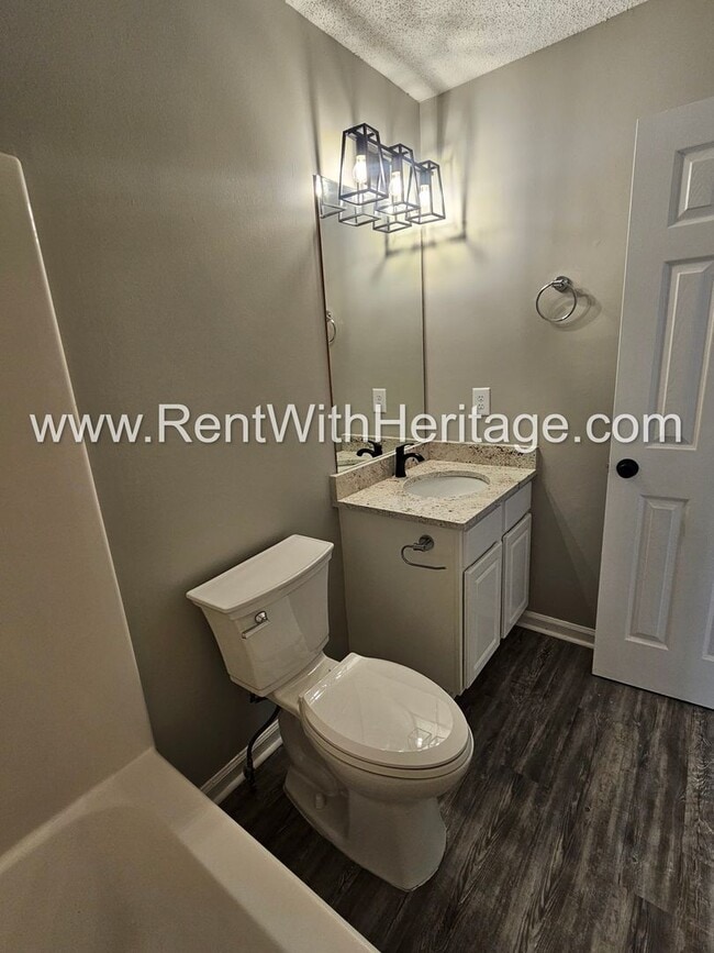 Building Photo - Gorgeous 5 bedroom/ 3 bath/ Upgrades Galor...