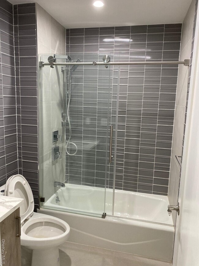 Building Photo - 201-5 17th Ave