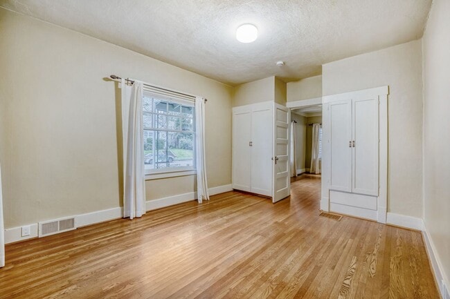 Building Photo - Montlake/Madison Park Area | Remodeled 3 Bed + Bonus Spaces | Arboretum Access