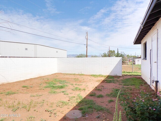 Building Photo - 307 1st St
