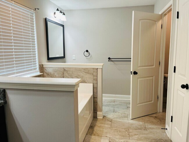 Building Photo - WOW! 5 bed, 4 full baths, brick exterior, ...