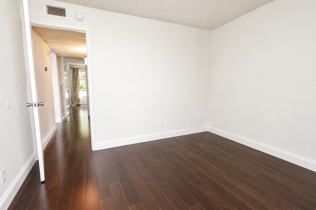 Building Photo - 2 Bedroom + 2 Bath Condo in Winnetka