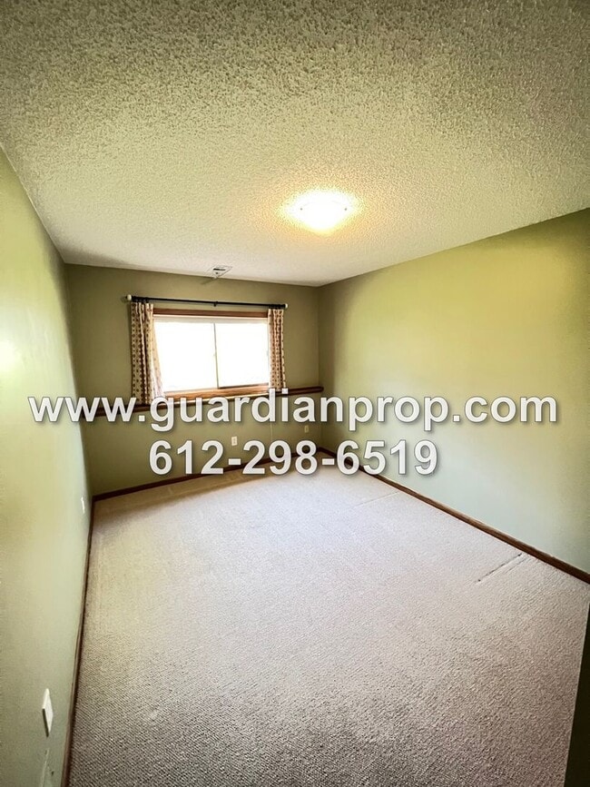 Building Photo - Woodbury House Available July 1st, Meticulously Maintained, Lower Family Room, Back Deck, Pool Ac...