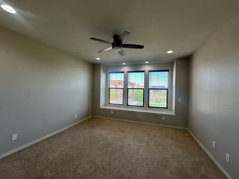 Building Photo - 2518 E Novak Way
