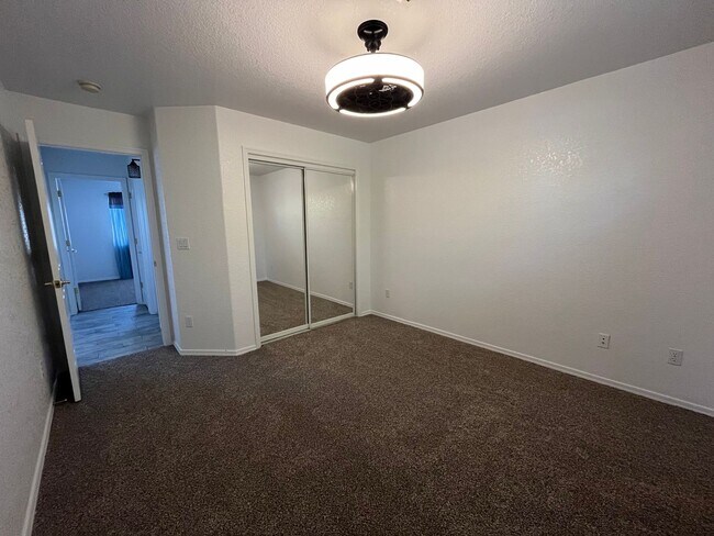 Building Photo - 3 Bedroom Pool Home