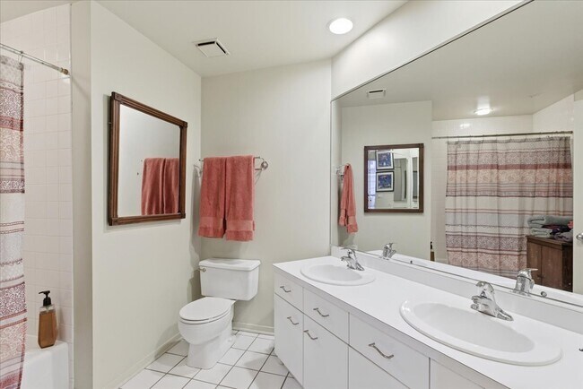 Building Photo - 2600 N Southport Ave