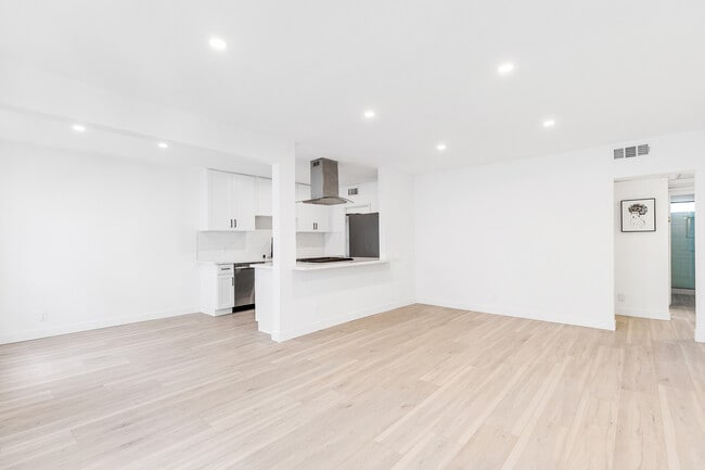 Building Photo - 408 N Maple Dr