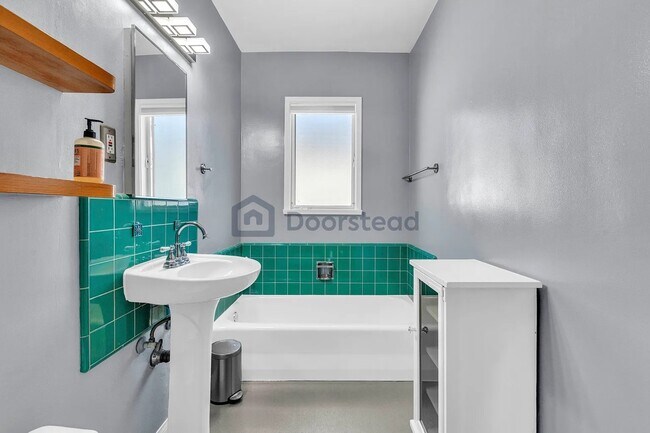 Building Photo - 1615 N Laurel Ave