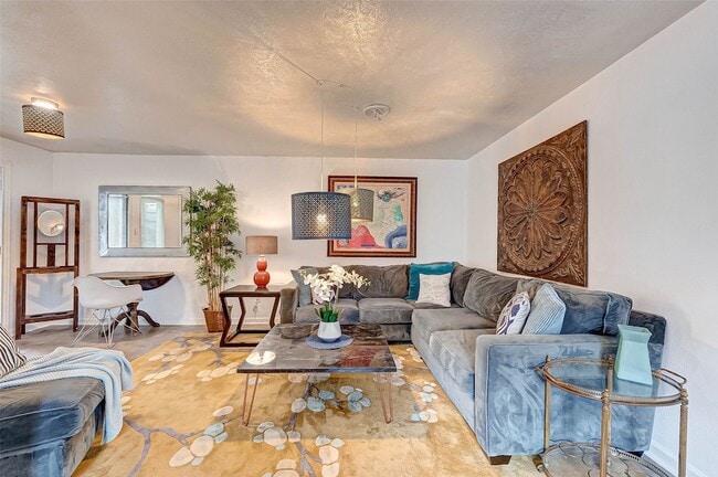 Building Photo - 6018 Berendo St