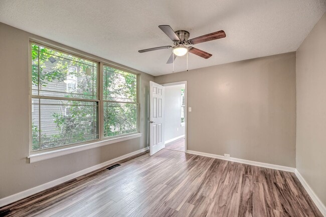 Building Photo - Knoxville 37914 - CHARMING 2 BEDROOM 1 BATH HOME WITH BONUS LOT! Contact Lisa Vineyard & Shannon ...