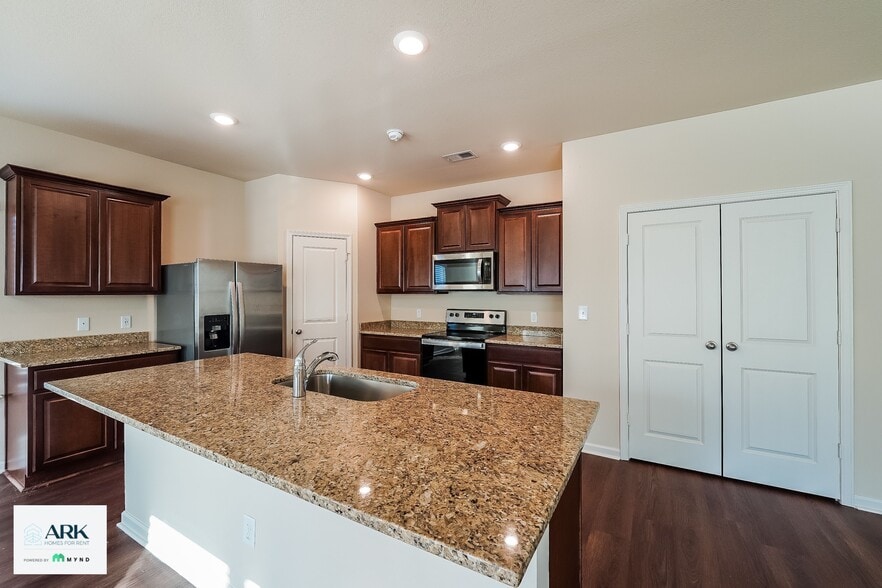 Building Photo - 430 Clover Cir