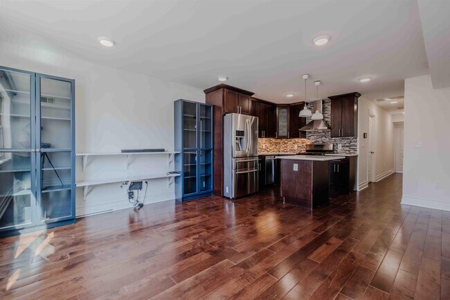 Building Photo - 74 Beacon Ave