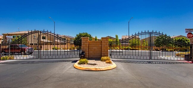 Building Photo - Beautiful 3-Bedroom Home in the Gated Sedona Ranch Community