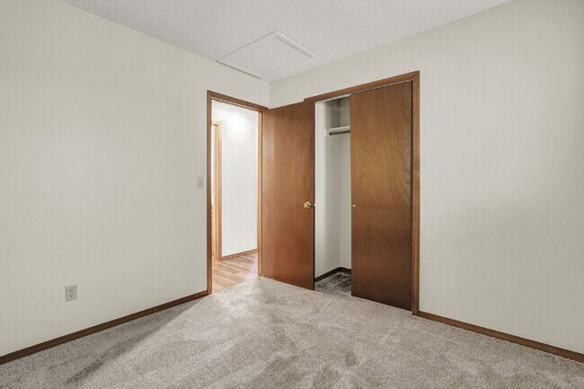 Building Photo - 6376 Chantilly Pl