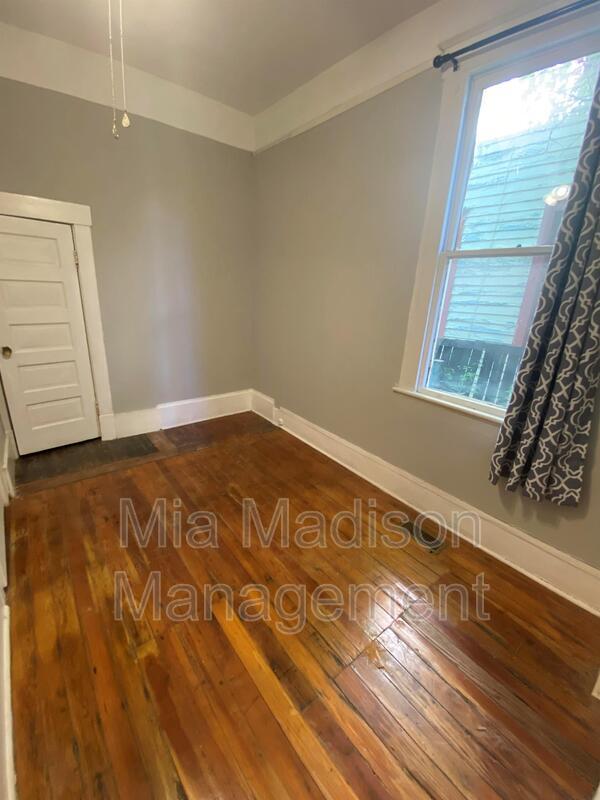 Building Photo - 1203 E Henry St