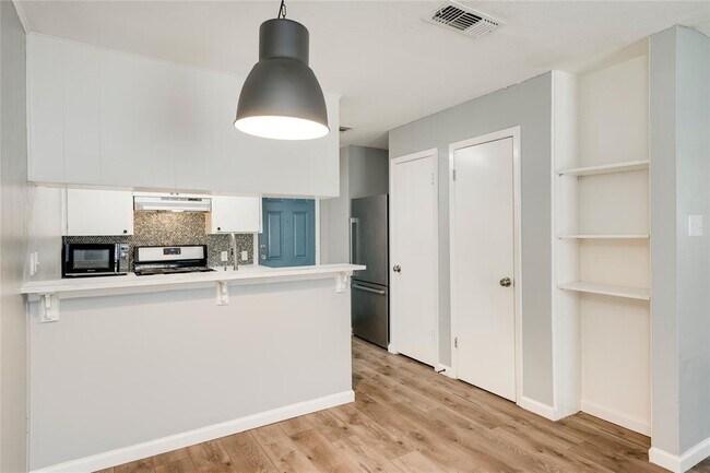 Building Photo - 838 N Meadows Dr