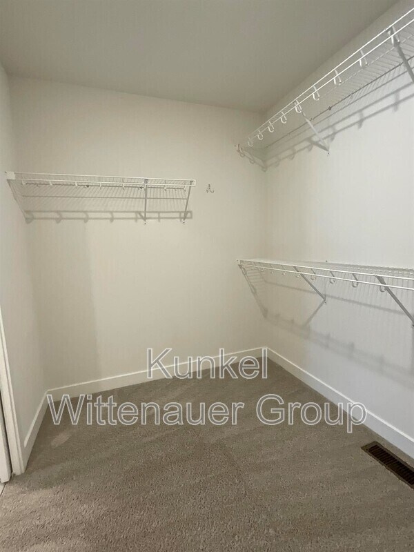 Building Photo - 808 Applewood Creek Dr