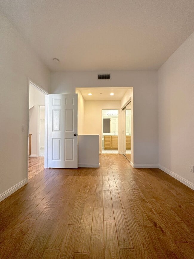 Building Photo - 2 BEDROOM 2.5 BATHROOM WITH LOFT HOME IN HIGHLY DESIRED BERKSHIRE TRACK