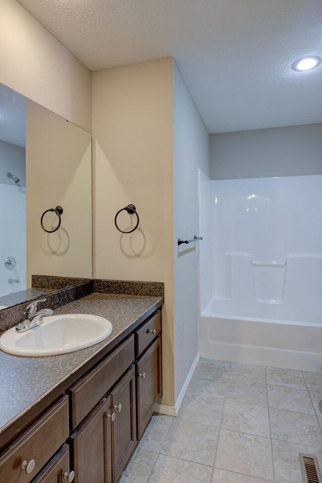 Building Photo - 3 bedroom home conveniently located on the east side of Republic