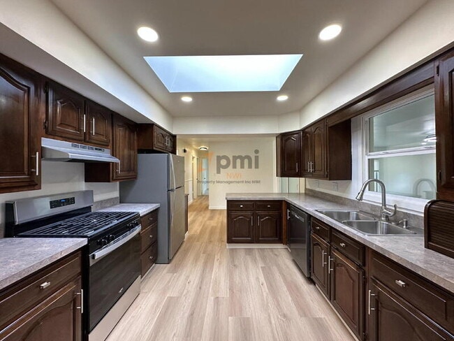 Building Photo - 2627 W 60th Dr