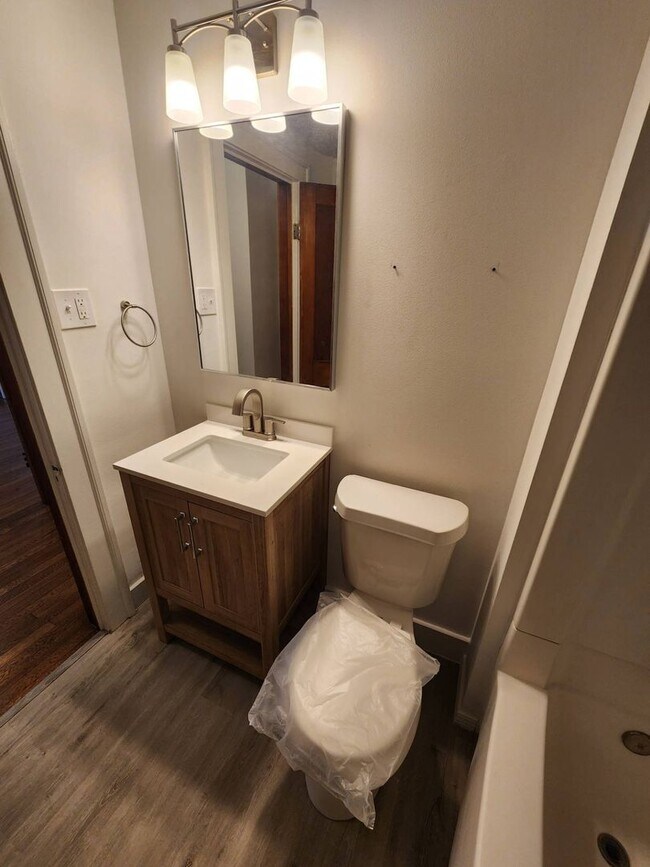 Building Photo - 2033 Robin St