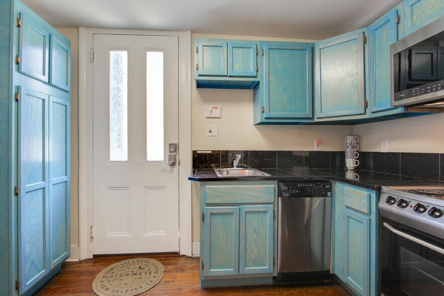 Kitchen w/ dishwasher - 1108 General Pershing St