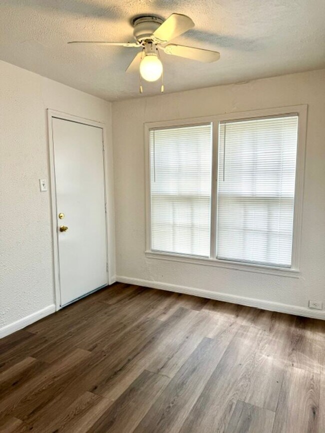 Building Photo - Bonus Room