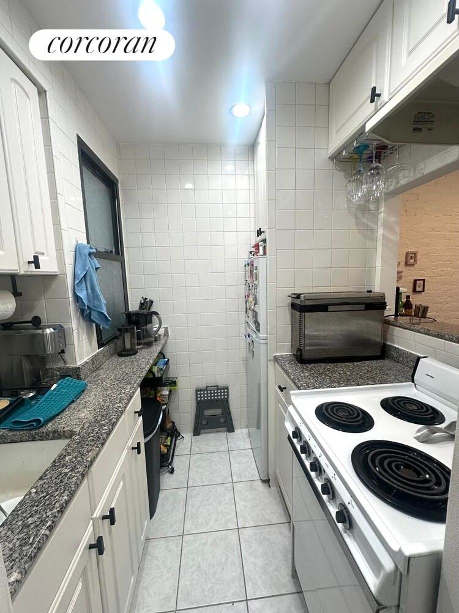 Building Photo - 326 W 47th St