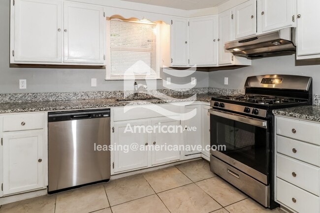 Building Photo - 1318 E Woodruff Ave