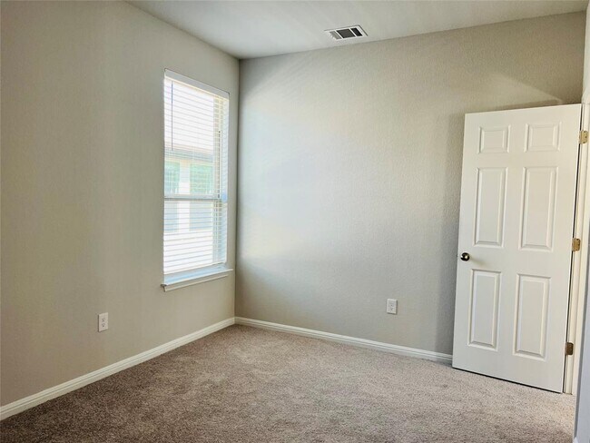 Building Photo - 136 MacArthur Dr