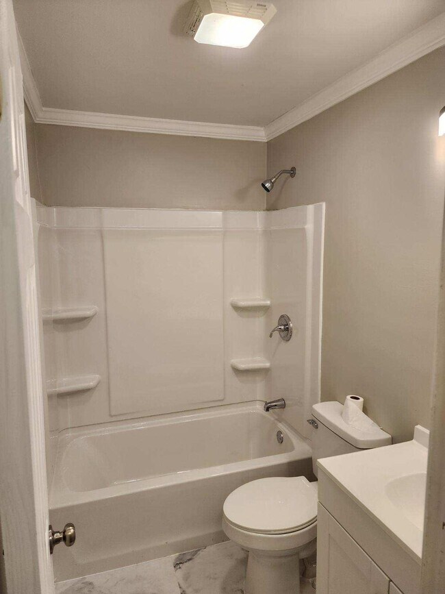 Building Photo - 618 Grand St