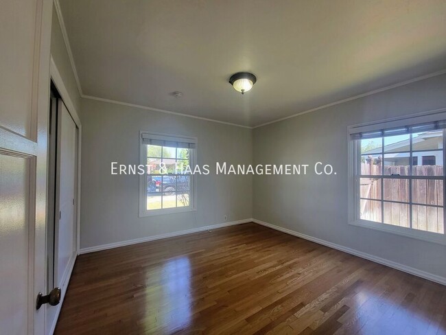 Building Photo - Beautiful Bixby Knolls 2 Bedroom Home with...