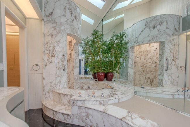 Building Photo - Extraordinary 5-Bed / 5-Bath Oceanfront Pr...