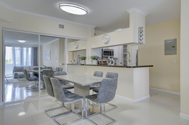 Building Photo - 17100 N Bay Rd