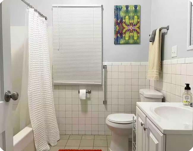 Building Photo - 4 bed with office 1.5 bath Urban Artsy Home