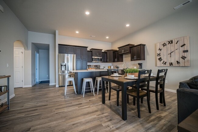 Building Photo - Quiet, clean and peaceful! Welcome home!