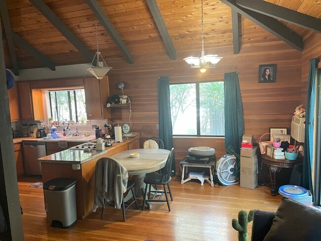 Building Photo - Cozy and convenient, private location, Cot...
