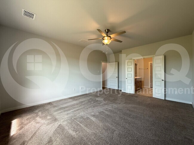 Building Photo - 405 Loganberry Dr