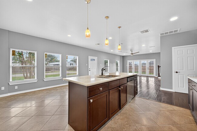 Building Photo - 146 Disney St