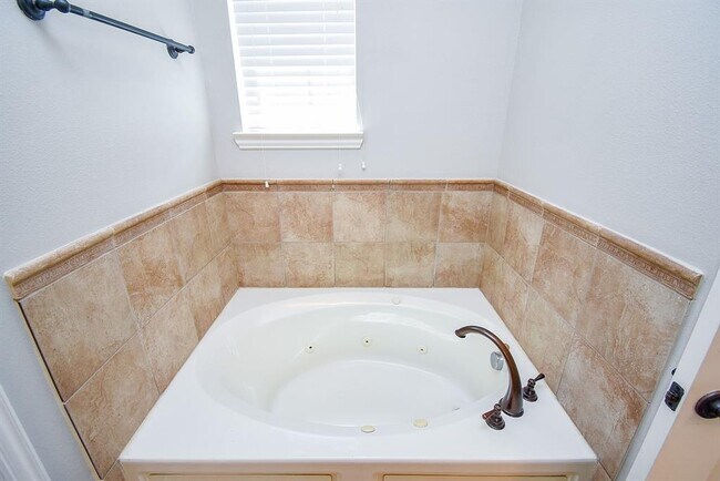 Building Photo - 5615 Winsome Ln